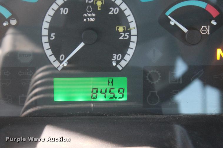 image for item L4824 2013 John Deere 5085E MFWD tractor