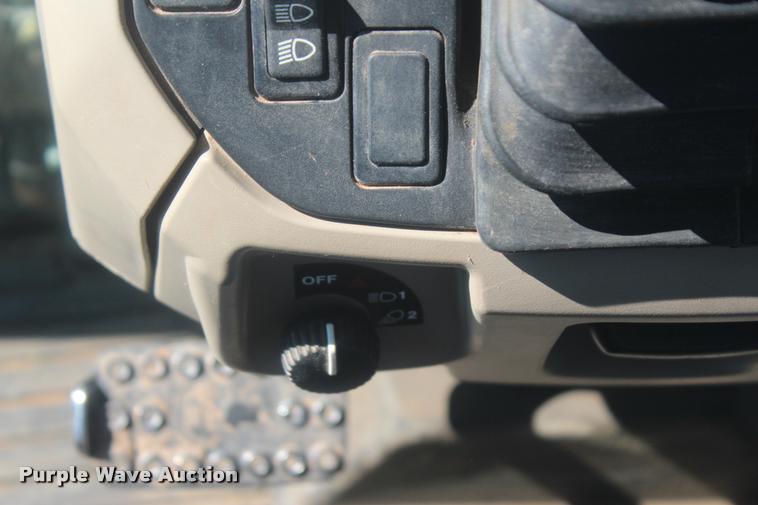 image for item L4824 2013 John Deere 5085E MFWD tractor