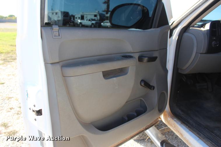 image for item L4827 2012 Chevrolet Silverado 2500HD Crew Cab pickup truck