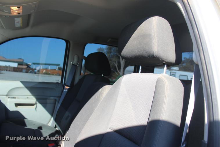 image for item L4827 2012 Chevrolet Silverado 2500HD Crew Cab pickup truck