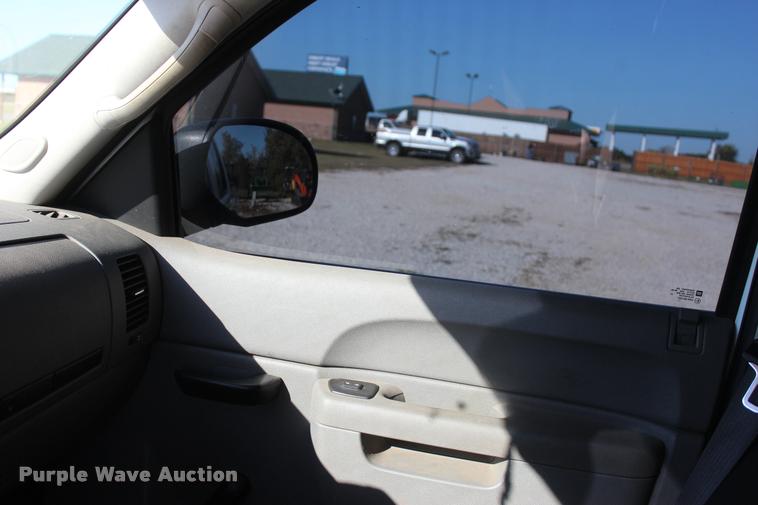 image for item L4827 2012 Chevrolet Silverado 2500HD Crew Cab pickup truck