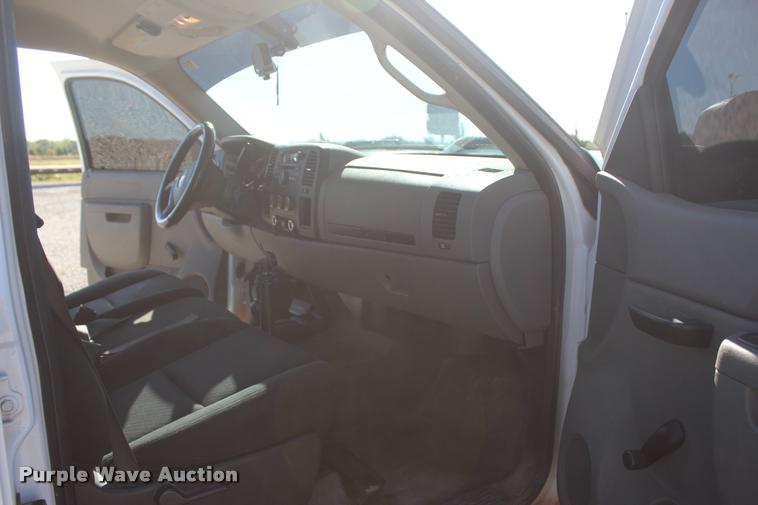 image for item L4827 2012 Chevrolet Silverado 2500HD Crew Cab pickup truck