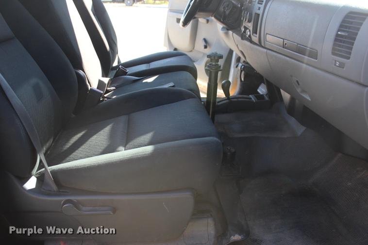 image for item L4827 2012 Chevrolet Silverado 2500HD Crew Cab pickup truck