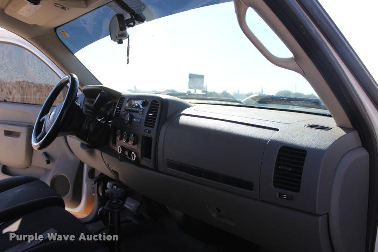 image for item L4827 2012 Chevrolet Silverado 2500HD Crew Cab pickup truck