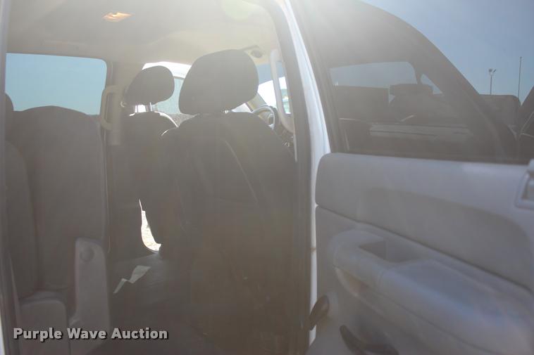 image for item L4827 2012 Chevrolet Silverado 2500HD Crew Cab pickup truck