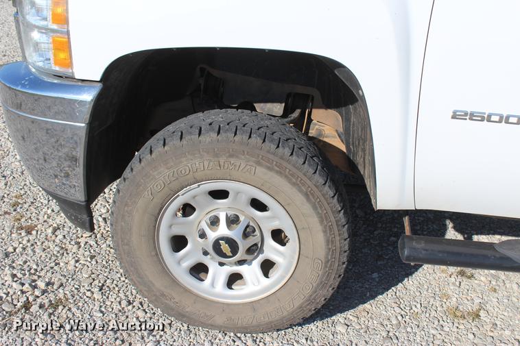 image for item L4827 2012 Chevrolet Silverado 2500HD Crew Cab pickup truck