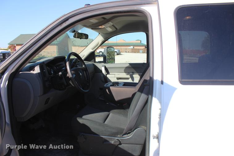 image for item L4828 2012 Chevrolet Silverado 3500HD Crew Cab flatbed pickup truck