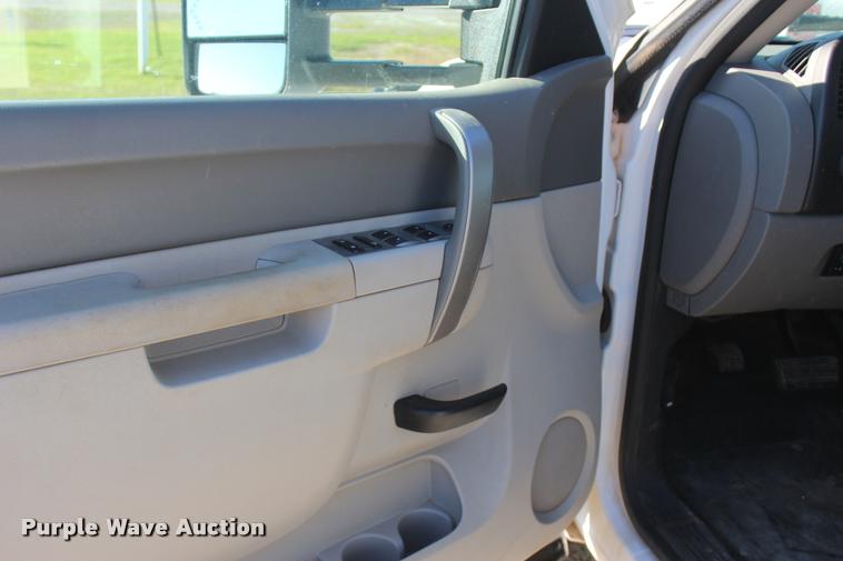 image for item L4828 2012 Chevrolet Silverado 3500HD Crew Cab flatbed pickup truck