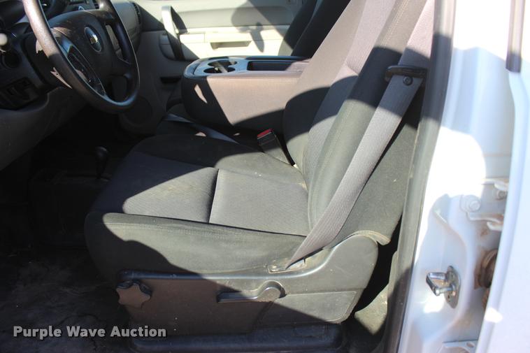 image for item L4828 2012 Chevrolet Silverado 3500HD Crew Cab flatbed pickup truck