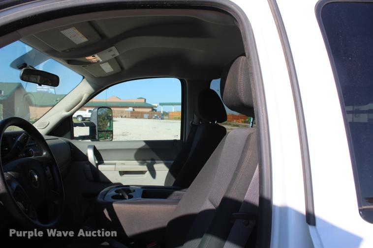 image for item L4828 2012 Chevrolet Silverado 3500HD Crew Cab flatbed pickup truck