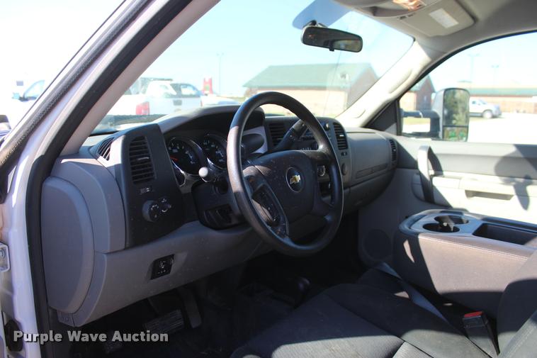 image for item L4828 2012 Chevrolet Silverado 3500HD Crew Cab flatbed pickup truck