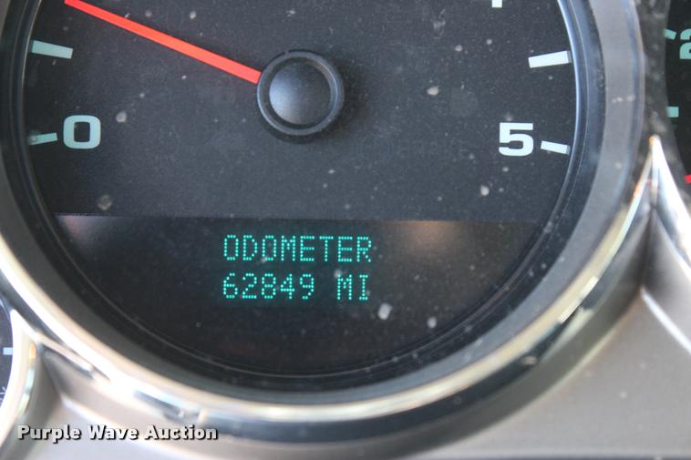 image for item L4828 2012 Chevrolet Silverado 3500HD Crew Cab flatbed pickup truck