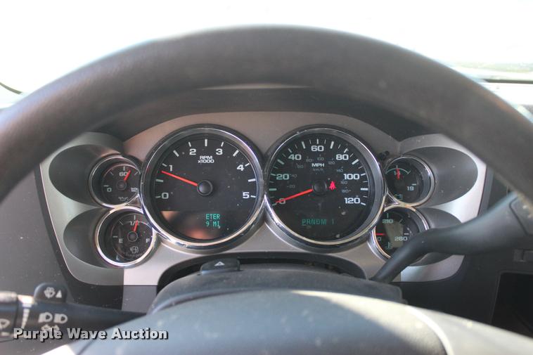 image for item L4828 2012 Chevrolet Silverado 3500HD Crew Cab flatbed pickup truck