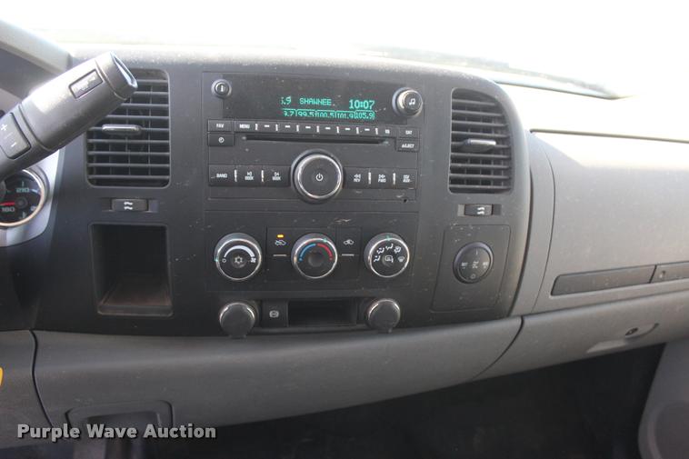 image for item L4828 2012 Chevrolet Silverado 3500HD Crew Cab flatbed pickup truck