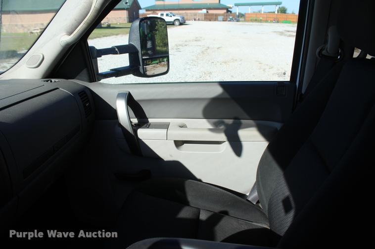 image for item L4828 2012 Chevrolet Silverado 3500HD Crew Cab flatbed pickup truck