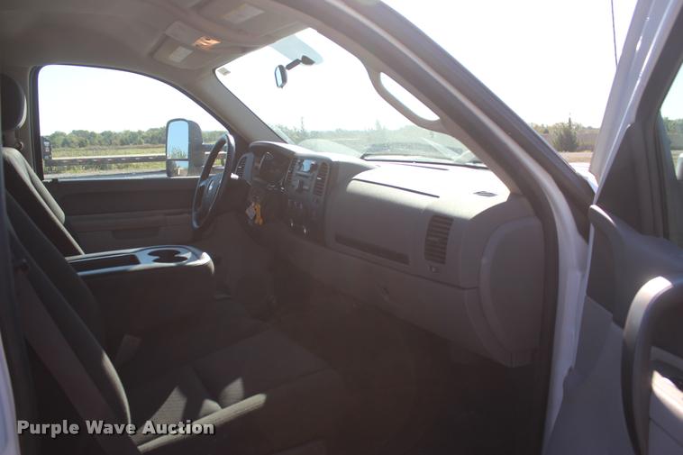 image for item L4828 2012 Chevrolet Silverado 3500HD Crew Cab flatbed pickup truck