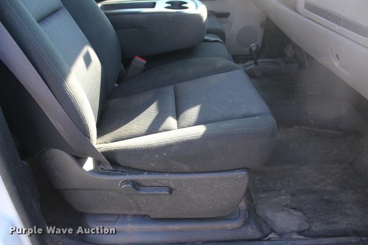 image for item L4828 2012 Chevrolet Silverado 3500HD Crew Cab flatbed pickup truck