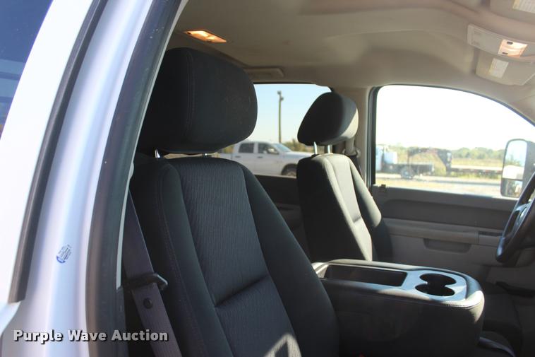 image for item L4828 2012 Chevrolet Silverado 3500HD Crew Cab flatbed pickup truck