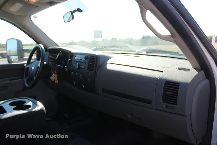 image for item L4828 2012 Chevrolet Silverado 3500HD Crew Cab flatbed pickup truck