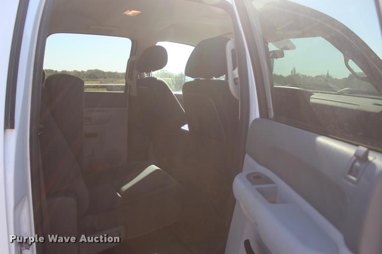 image for item L4828 2012 Chevrolet Silverado 3500HD Crew Cab flatbed pickup truck