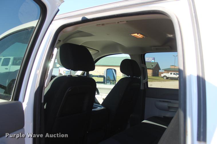 image for item L4828 2012 Chevrolet Silverado 3500HD Crew Cab flatbed pickup truck