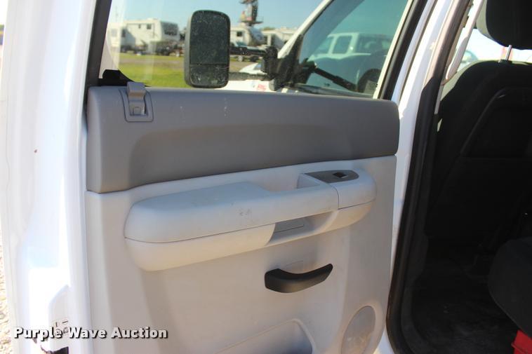 image for item L4828 2012 Chevrolet Silverado 3500HD Crew Cab flatbed pickup truck