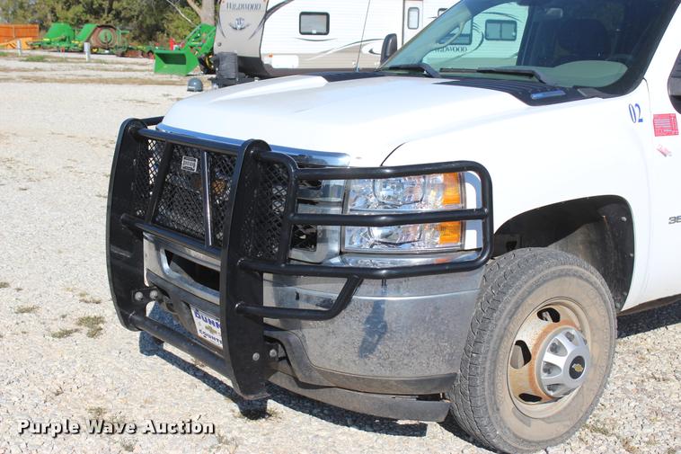 image for item L4828 2012 Chevrolet Silverado 3500HD Crew Cab flatbed pickup truck