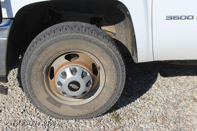 image for item L4828 2012 Chevrolet Silverado 3500HD Crew Cab flatbed pickup truck