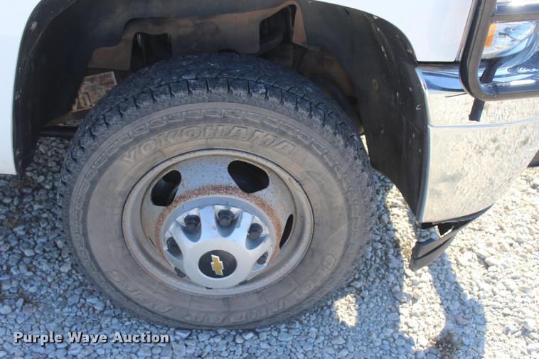 image for item L4828 2012 Chevrolet Silverado 3500HD Crew Cab flatbed pickup truck