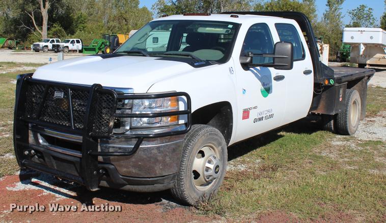 image for item L4829 2011 Chevrolet Silverado 3500HD Crew Cab flatbed pickup truck