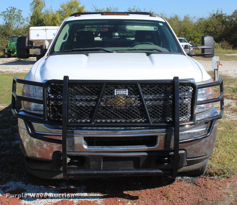 image for item L4829 2011 Chevrolet Silverado 3500HD Crew Cab flatbed pickup truck