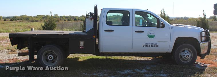 image for item L4829 2011 Chevrolet Silverado 3500HD Crew Cab flatbed pickup truck