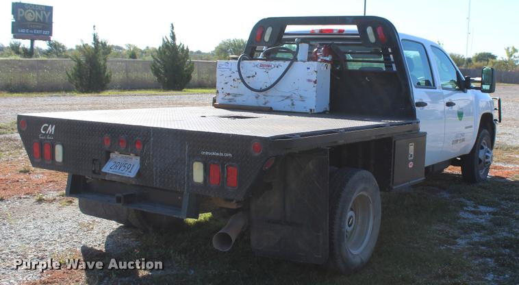 image for item L4829 2011 Chevrolet Silverado 3500HD Crew Cab flatbed pickup truck