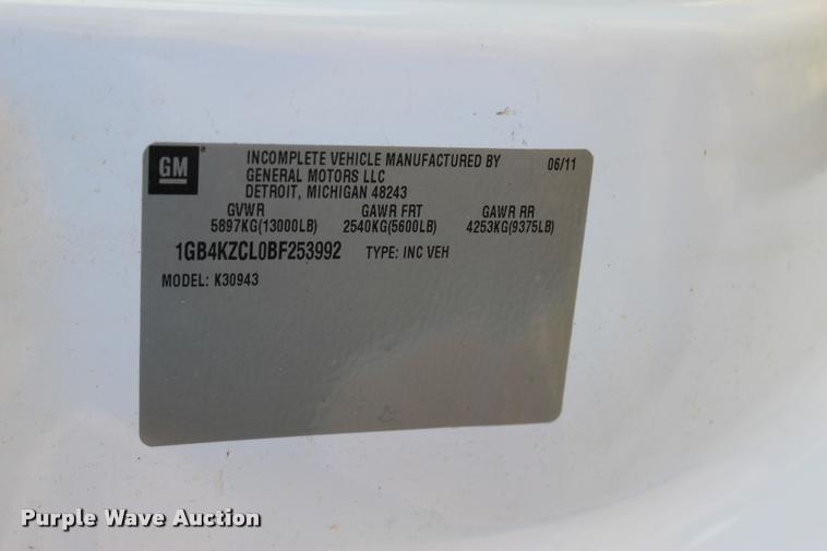 image for item L4829 2011 Chevrolet Silverado 3500HD Crew Cab flatbed pickup truck