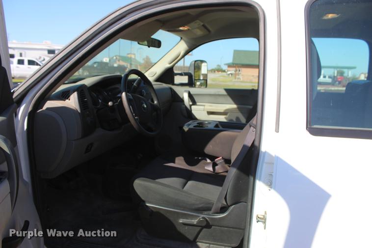 image for item L4829 2011 Chevrolet Silverado 3500HD Crew Cab flatbed pickup truck