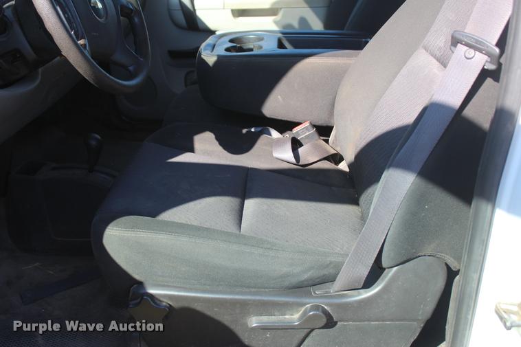 image for item L4829 2011 Chevrolet Silverado 3500HD Crew Cab flatbed pickup truck