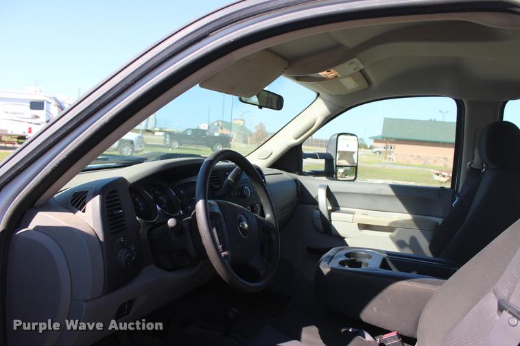 image for item L4829 2011 Chevrolet Silverado 3500HD Crew Cab flatbed pickup truck