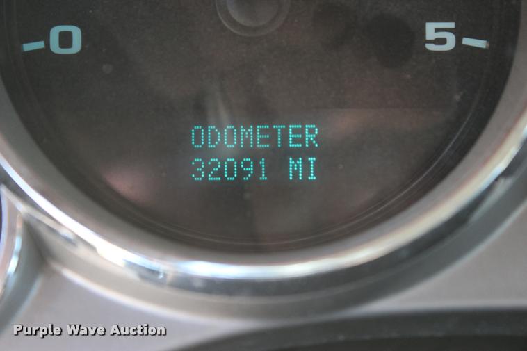 image for item L4829 2011 Chevrolet Silverado 3500HD Crew Cab flatbed pickup truck