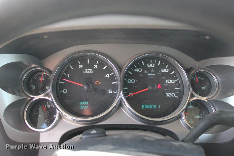 image for item L4829 2011 Chevrolet Silverado 3500HD Crew Cab flatbed pickup truck