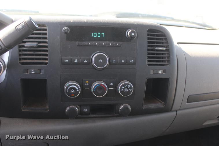 image for item L4829 2011 Chevrolet Silverado 3500HD Crew Cab flatbed pickup truck