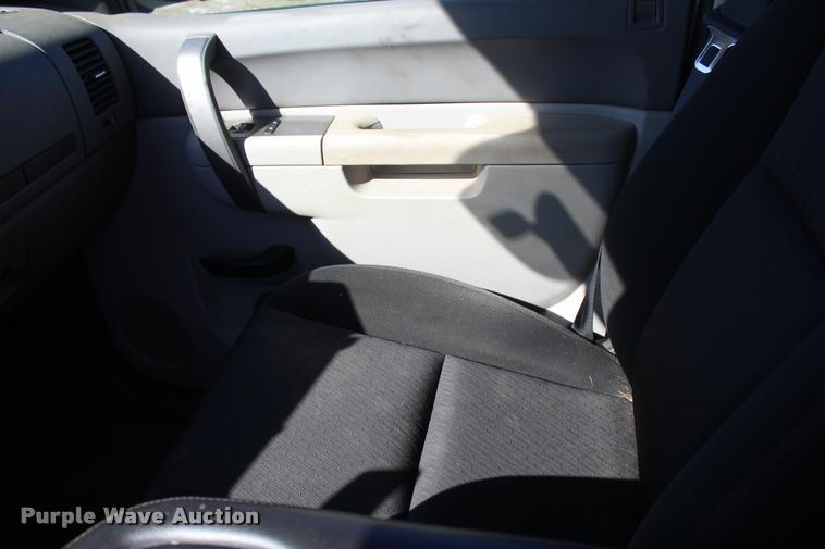 image for item L4829 2011 Chevrolet Silverado 3500HD Crew Cab flatbed pickup truck