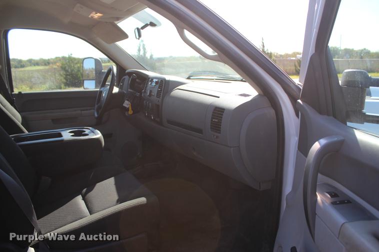 image for item L4829 2011 Chevrolet Silverado 3500HD Crew Cab flatbed pickup truck