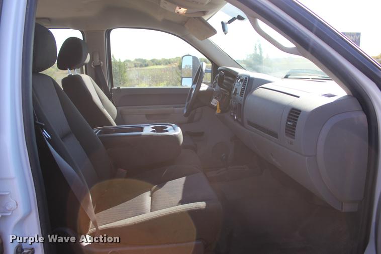 image for item L4829 2011 Chevrolet Silverado 3500HD Crew Cab flatbed pickup truck