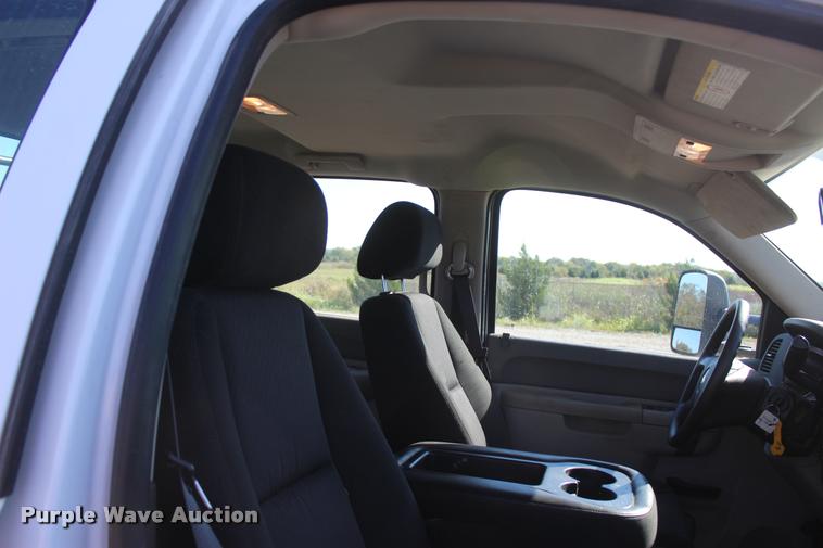 image for item L4829 2011 Chevrolet Silverado 3500HD Crew Cab flatbed pickup truck