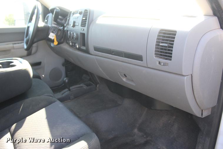 image for item L4829 2011 Chevrolet Silverado 3500HD Crew Cab flatbed pickup truck