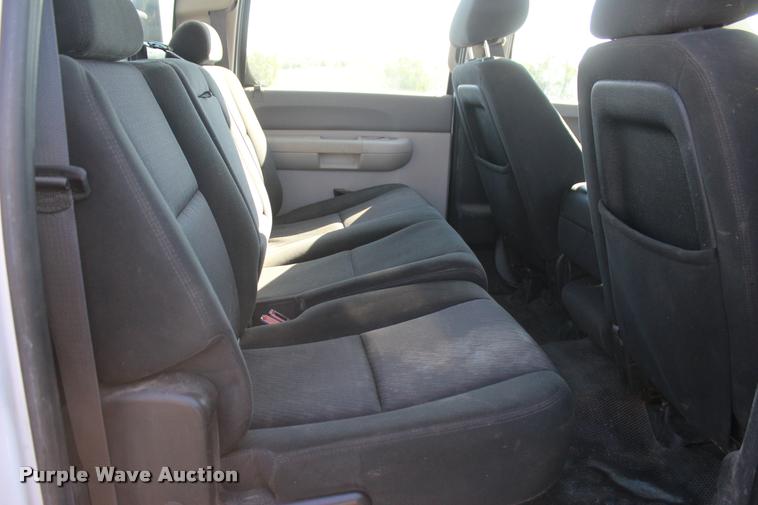 image for item L4829 2011 Chevrolet Silverado 3500HD Crew Cab flatbed pickup truck