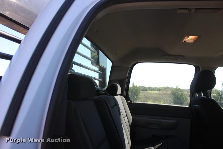 image for item L4829 2011 Chevrolet Silverado 3500HD Crew Cab flatbed pickup truck