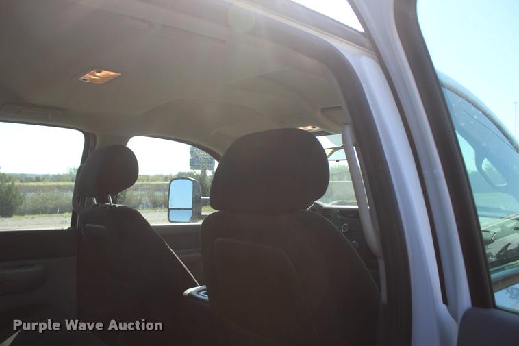 image for item L4829 2011 Chevrolet Silverado 3500HD Crew Cab flatbed pickup truck