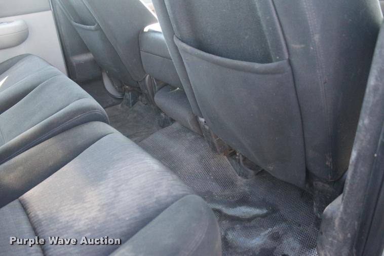 image for item L4829 2011 Chevrolet Silverado 3500HD Crew Cab flatbed pickup truck