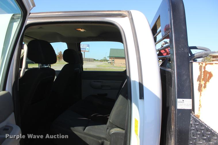image for item L4829 2011 Chevrolet Silverado 3500HD Crew Cab flatbed pickup truck